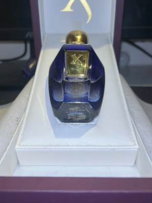 Xerjoff 40 Knots Parfym 50ml ungefär 25 ml kvar  - Lyxig parfym från Xerjoff i modellen 40 Knots. Flaskan är djupblå med guldfärgade detaljer och har en elegant, exklusiv design. Kommer i en snygg presentförpackning och rymmer 50 ml. Perfekt för dig som gillar unika och exklusiva dofter. Ny köpt från NK för 2000