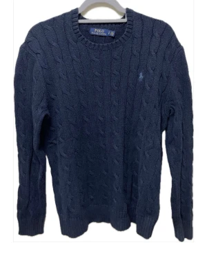 Ralph Lauren tröja - Kabelstickad tröja i fint skick Använd några gånger bara Storlek S, normalstor i storlek Priset är inte hugget i sten Fråga gärna om ni har någon fundering