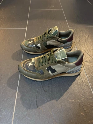 Valentino garavani - Valentino Rockrunners • Skick: 7/10 ( lite repor där framme) • Storlek: 41  • äkta • Skriv vid frågor🤝 