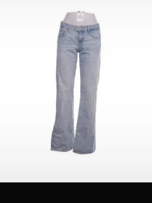 Jeans - Jättefina jeans från Zara. Straight/lätt bootcut möjligen. Innerbenslängd 82/83 cm, midjemått 37/38cm och midjehöjd 22/23cm💗Low waist/Mid waist