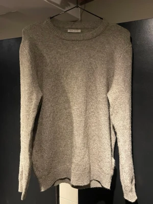  stickad tröja från Dan John - Taupe solid stickad tröja från Dan John storlek M Knappt Använd
