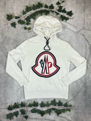 Moncler Maglia Hoodie – Vit – Strl M - |Färg: Vit/off-white | Modell: Maglia Hoodie, broderad logo | Storlek: M, normal passform | Skick: Grade A, 9/10 | Hör av dig ifall du har funderingar!