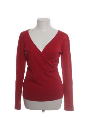 Röd tröja - En snygg röd långärmad tröja, perfekt nu till jul!