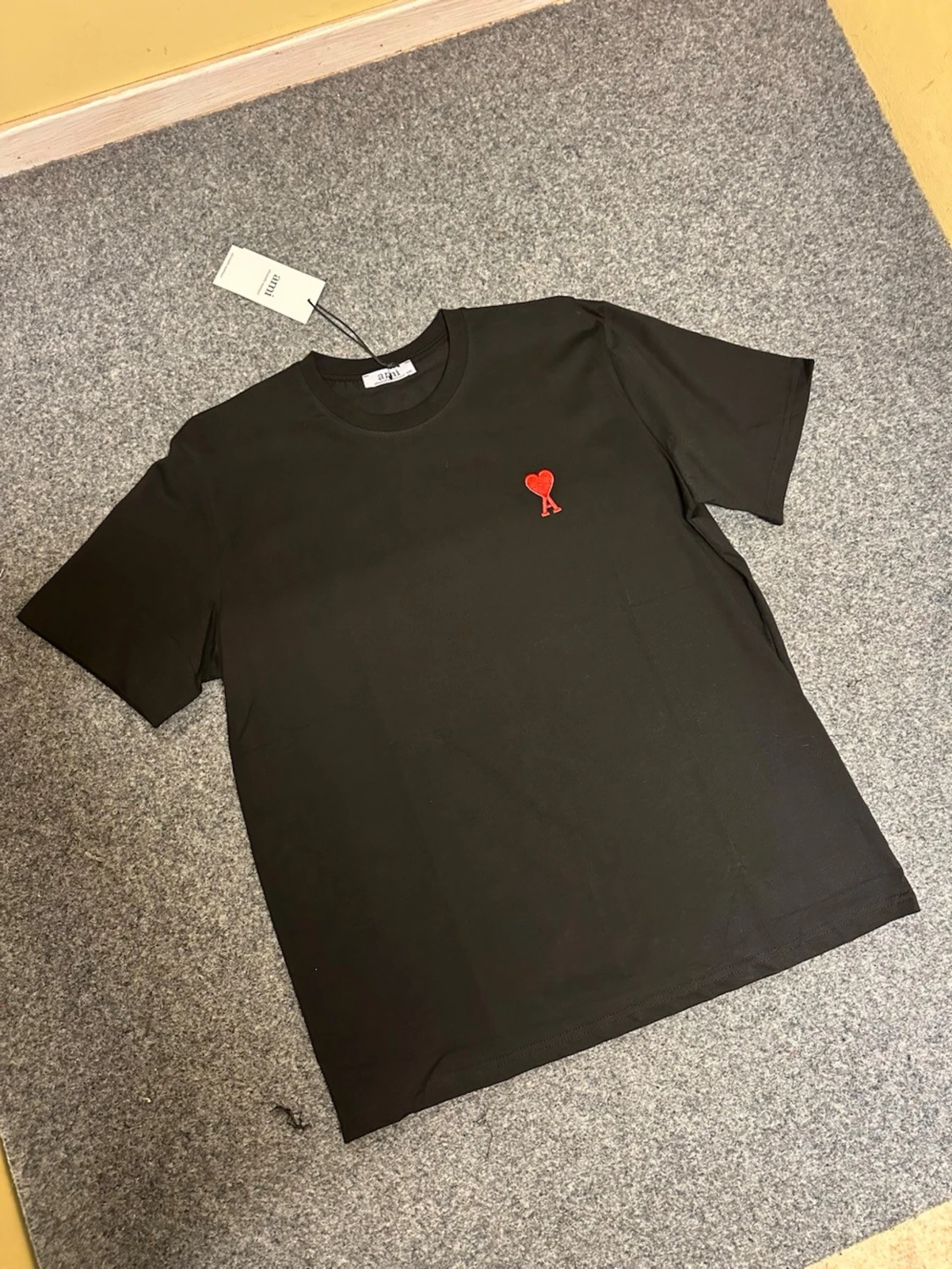 Svart t-shirt från Ami Paris med hjärtdetalj