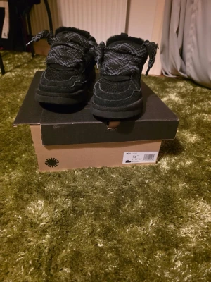 Uggs lowmel svarta - Säljer mina uggs pga att jag har växt ur dem, dock inte använda dem mycket eftersom jag tyckte de var små från början bara användt när det har varit mycket snö. Köpte dem från merch i slutet av januari. Har kvar de andra snörena man fick med och box o annat. Äkta!