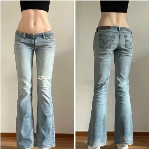 Levi's Bootcut ljusblå jeans - Midjan rakt över: 38 cm Innerbenslängd: 77 cm 💓 Dragkjedjan är sönder men går säkert att laga för den som vill!