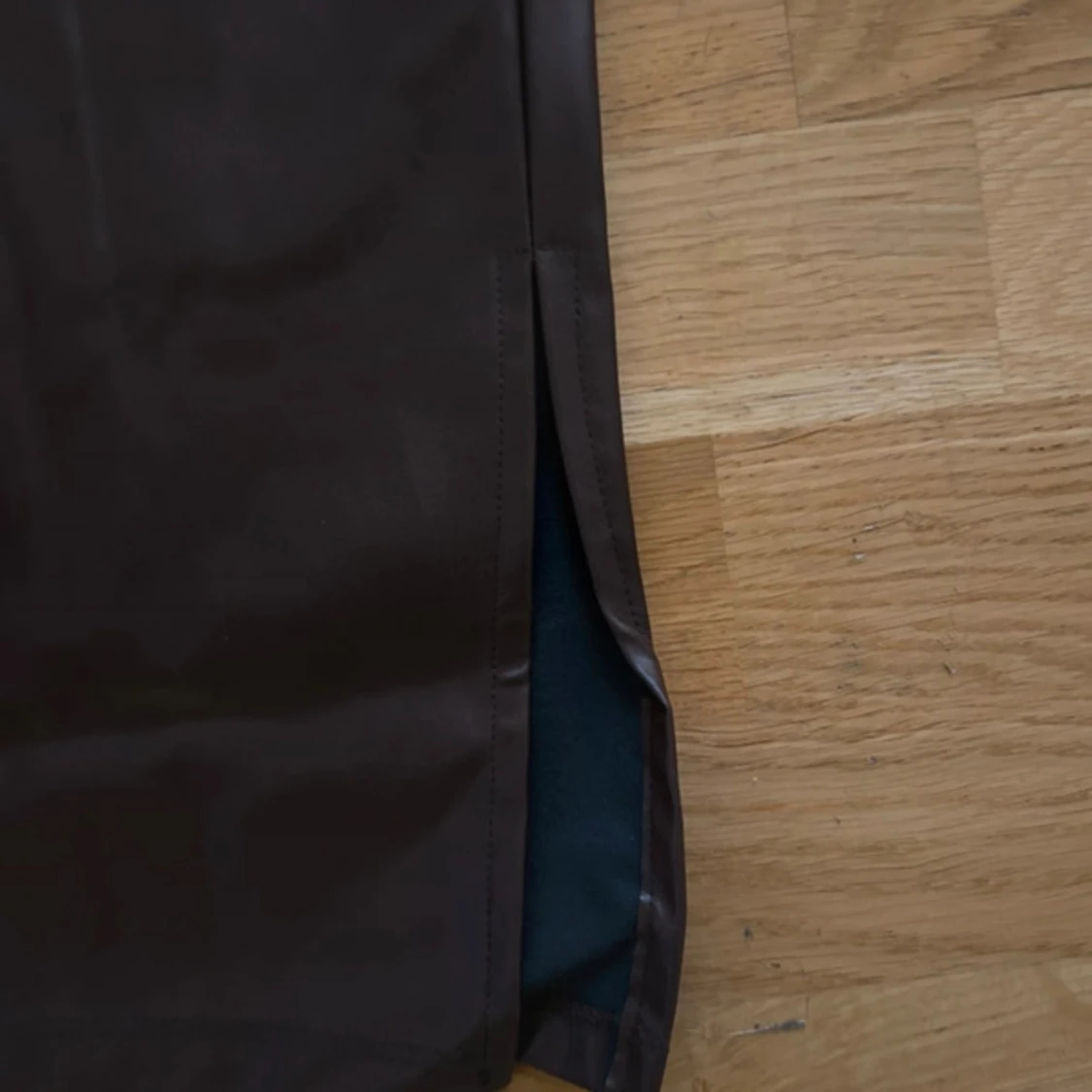 Bruna bootcut byxor i skinnimitation - 2