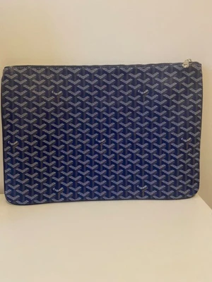 GYD dator väskor - Säljer två snygga och oanvänd datorväskor! Mått: ca 41cm x 28cm. Väskan är i nyskick och väldigt fin. Den rymmer gott om plats och passar perfekt för laptop, surfplatta, dokument och andra småsaker. Insidan är rymlig och skyddar dina saker bra.