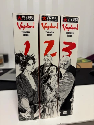Vagabond (VizBig Edition Vol. 1-3) - Vagabond VizBig Edition Vol. 1-3 är en samling av den populära manga-serien med stilrena omslag och detaljerade illustrationer av samurajer. Perfekt för dig som gillar action, historia och episka berättelser i mangaformat. Rekommenderas för unga vuxna och manga-fans. Jag fick den av skolan eftersom dom köpte in nya och jag fick behålla gamla
