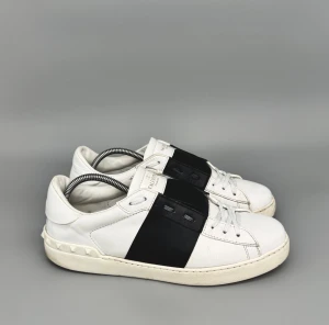 Valentino Open Navy | 43 - Valentino Open Sneakers | Bra skick | Storlek 43 | Endast skorna ingår | INGA BYTEN | Fraktar spårbart eller möts upp i Täby | Hör av er vid funderingar🙌