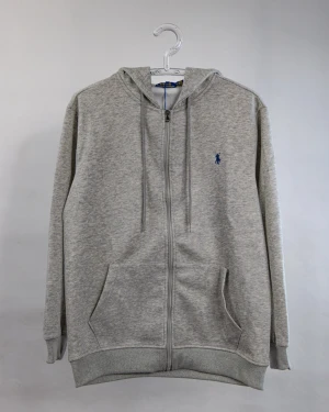 Zip Hoodie - POLO Ralph Lauren - 🔗 Zip Hoodie från Ralph Lauren i nyskick | Endast 729kr - hugget i sten 🪨| Självklart äkta! | Perfekt för en avslappnad och clean look 💫 | Skön tröja i bomull | Hör av er vid funderingar!