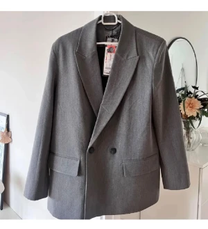 Grå kavaj  - Oversize 💞passer xs- M beroende på hur man vill att den ska sitta⚡️