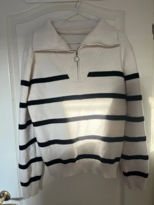 Randig stickad zip up - Jätte fin randig tröja köpt på vinted. Storlek M och sitter oversized. Använd fåtal gånger bara