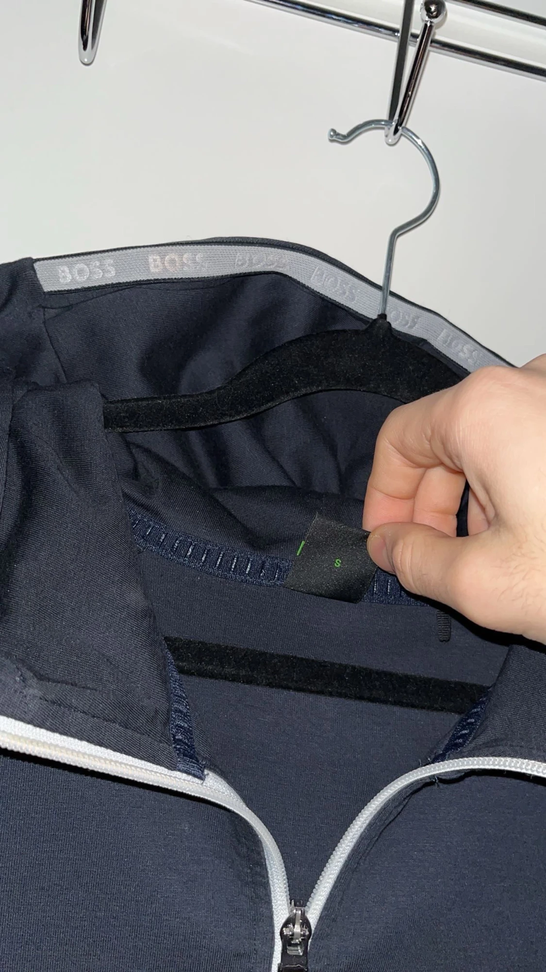 Mörkblå hoodie från BOSS med dragkedja - 1