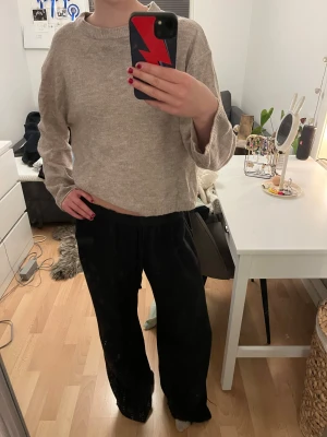 Beige stickad tröja med loose fit - Säljer denna beigea stickade tröjan från lager, knappt använd och i mycket bra skick! Storlek S💞