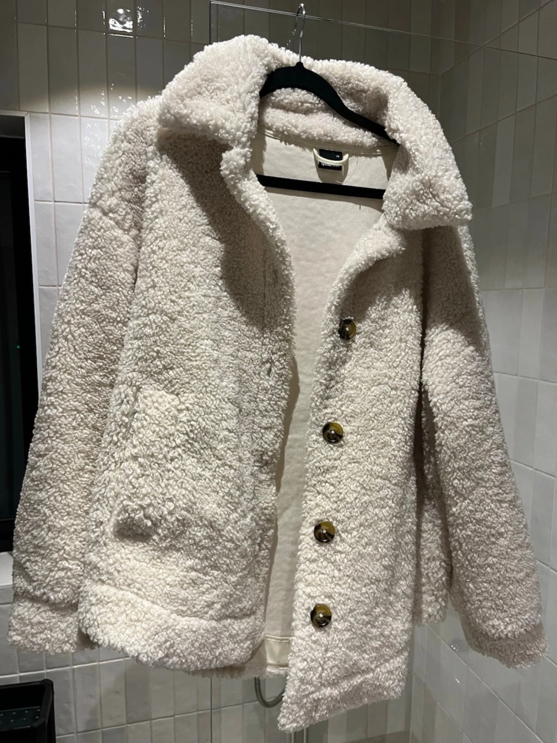 Vit teddyjacka från Gina Tricot XS