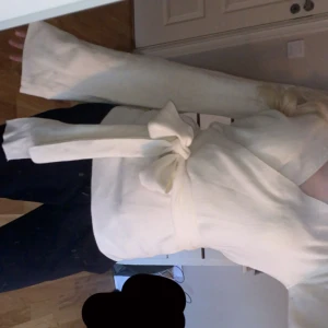 Vit omlottkofta från Bubbleroom🥰🥰 - Superfin vit omlottkofta från Bubbleroom i storlek S. Koftan har långa, vida ärmar som är så inne just nu och jätte fint, så fin knytning och underbart material. Tyvärr är den lite stor på mig så säljer den❤️