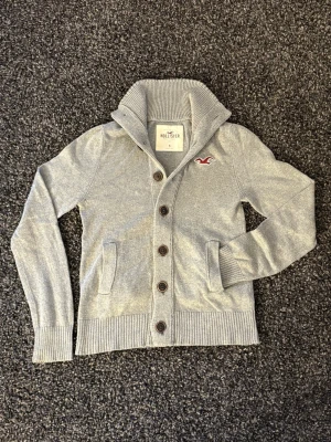 Hollister kofta~sällsynt  - Säljer nu denna väldigt eftertraktade hollister koftan. Skick 8/10, sjukt snygg och unik. Denna blir såld fort så skynda! Obs går ner i pris vid snabb affär! 