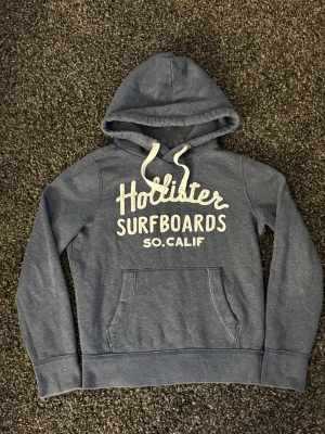 Hollister hoodie~sällsynt - Säljer nu denna väldigt eftertraktade hollister hoodien. Skick 8/10, sjukt snygg och unik. Denna blir såld fort så skynda! Obs går ner i pris vid snabb affär! 
