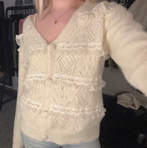 Stickad Cardigan - Stickad cardigan med knappar och spets. Köpt på Buch Copenhagen💗