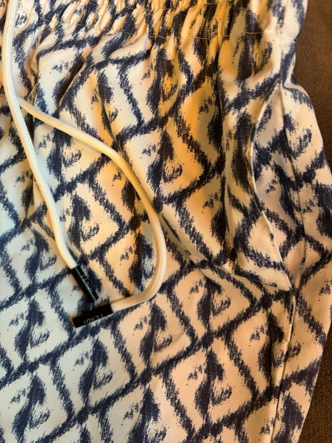 Blåvita mönstrade shorts från Fendi - 4