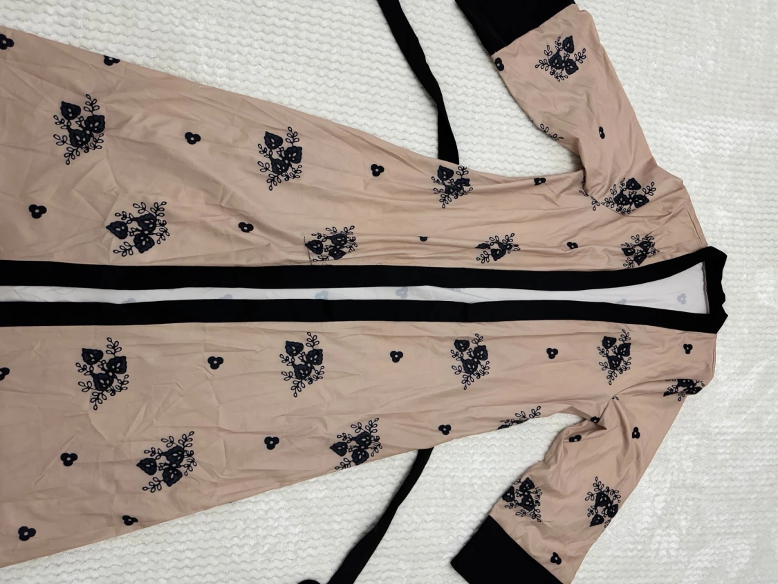 Beige abaya med svarta broderier och bälte - 1