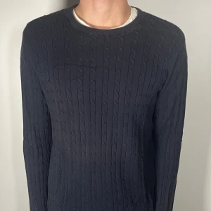 Kabelstickad tröja - Säljer en riktigt snygg och trendig kabelstickad tröja i fint skick, storlek M, vid frågor är det bara att skriva //Gramenti