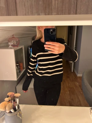 Svart och vit randig tröja Vero Moda - Svart och vit randig stickad tröja från vero moda. Storlek S
