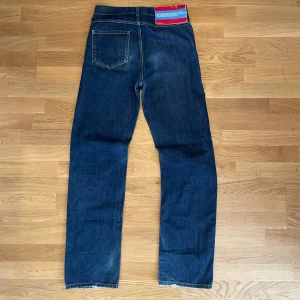 Raf simons, calvin klein jeans - Calvin klein jeans av raf simons, rätt så långa, skulle tippa på 34 i längd. 29 midja.                              Waist is about 39.5cm Outseam 112.5 Leg opening 21cm. Hör av dig vig minsta fråga!