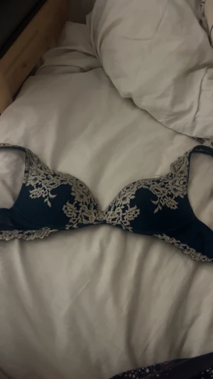 Marinblå Intimissimi goia - Snygg Intimissimi bh i super push up men är lite stor i storleken då den är lite uttöjd i banden men på lappen står det 75B❤️🫰