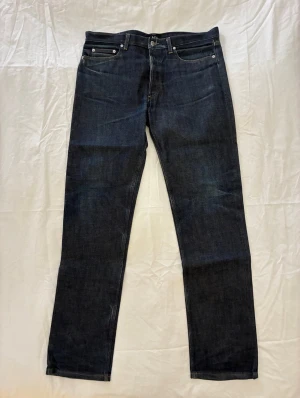 A.P.C - Säljer mina A.P.C jeans strl nedan. Mått (ca) Midja 1/2: 46,5cm Lårvidd 1/2: 33cm Insöm: 93cm Fotvidd 1/2: 22cm