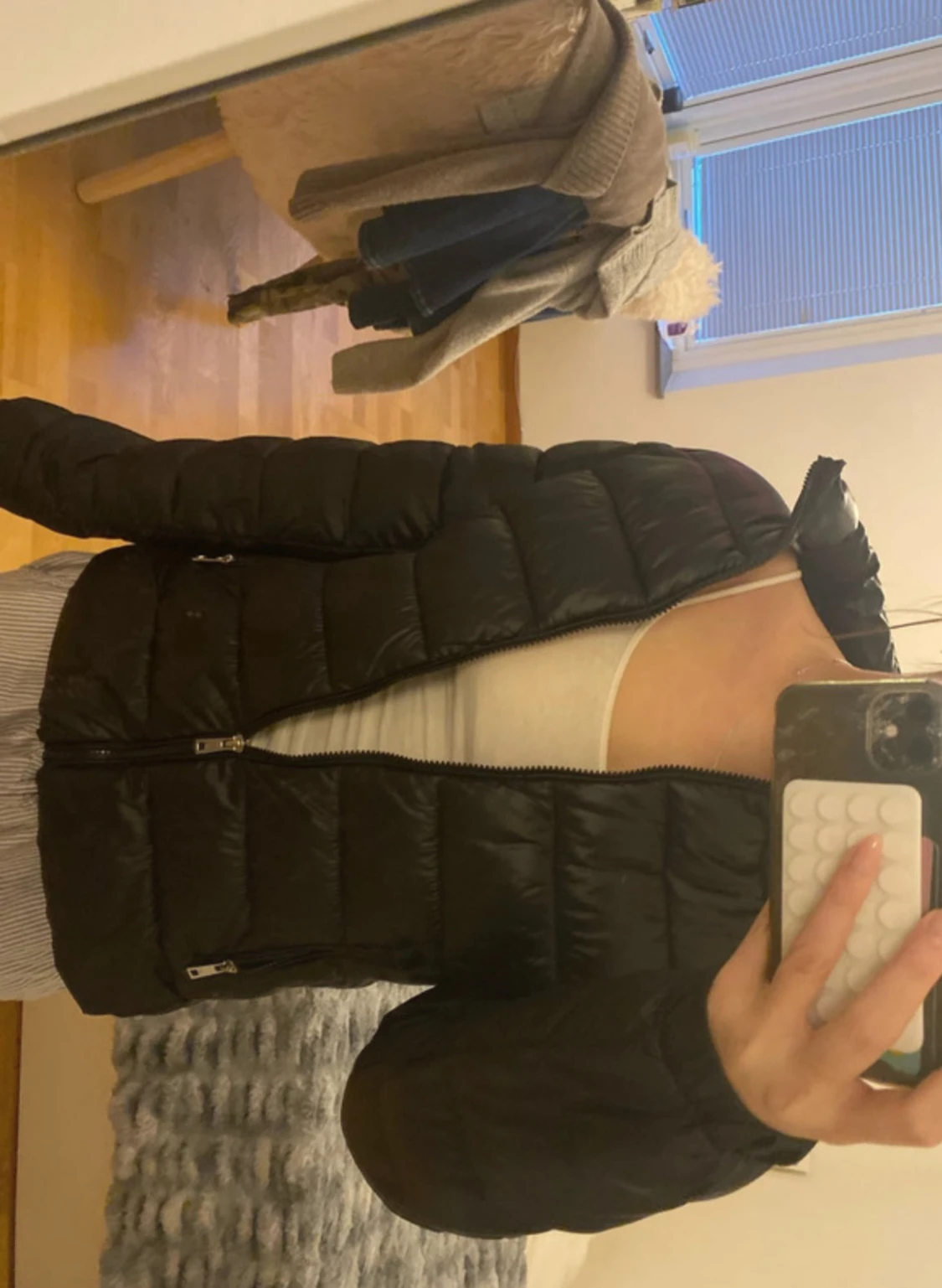 Svart pufferjacka med dragkedja - 1