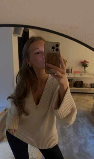 Beige stickad tröja - Säljer en supermysig beige stickad tröja med  v-ringning. Tröjan är använd ett antal gånger men är i god skick. Kom privat för fler bilder eller frågor 