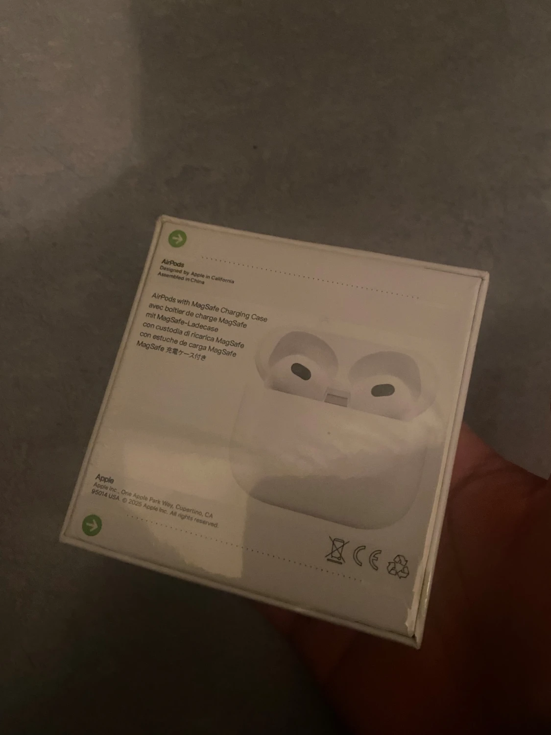 Apple AirPods (4th generation) med MagSafe-laddningsetui - 1