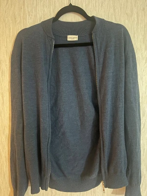 Blå John Henric zip up - Tja! Säljer nu min snygga marinblå kashmir kofta från John Henric. Inga skador eller liknande tröjan sitter jätte bra och är varm och skön.