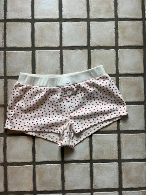 Vita shorts med röda hjärtan - Supersöta vita shorts med små röda hjärtan över hela tyget❣️