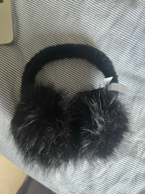 Fluffiga Öronmuffar - Helt nya supermysiga öronmuffar från Bik bok! Djur- och rökfritt hem! Ställ gärna frågor ❤️
