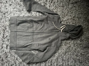 Oanvänd unik Ralph lauren hoodie - Säljer en unik Ralph lauren zip hoodie som har en mörk grå färg. Den är i storlek S och är aldrig använd.