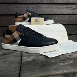 Burberry skor - Säljer ett par Burberry sneakers i storlek 41,42,43,44, i mycket fint skick. Kommer med dustbag och kartong.  Pris kan diskuteras vid snabb affär. 