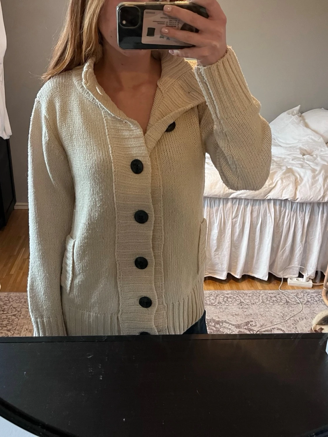 Beige stickad kofta med stora knappar - 2