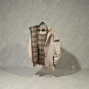 Burberry Rain Jacket - Regnjacka från Burberry i storlek L. Passar bättre för M då Burberry är små i storlekarna. Vintage modell! Helt Water Reistant perfekt mot tungt ösregn såväl som lätta skurar.