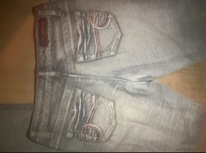 Jeans - Lågmidjade jeans som tyvärr inte passar på mig, dem är köpta från A2 vintage och är i bra skick. 