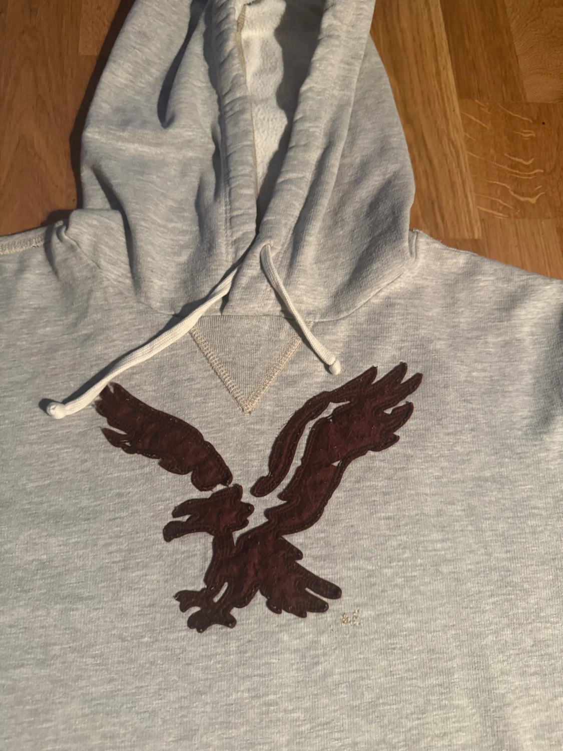 En grå hoodie från American Eagle  - 1