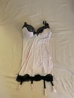 Rosa korsett - Ljusrosa korsett med svart spets i strl 38