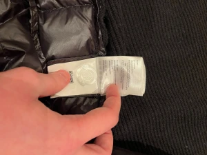 Moncler Maglione Tricot Cardigan - Hej! Säljer nu min fina Moncler Cardigan som är i bra skick. Säljes endast pågrund av att jag inte passar i den längre.   Storlek Medium. Passar folk som vanligtvis bär Small & Medium.  Fint skick. Litet hål längst fram på höger arm (se bild) Jackan har en scanningsbar QR-kod som bevisar att den är autentisk.