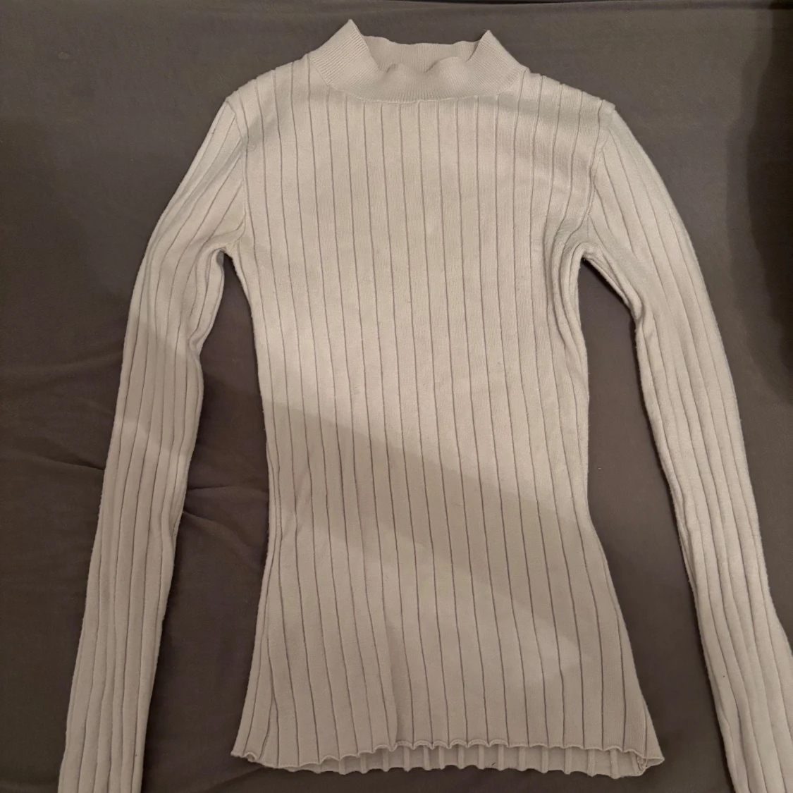 Vit ribbad polotröja från Bik Bok - 1