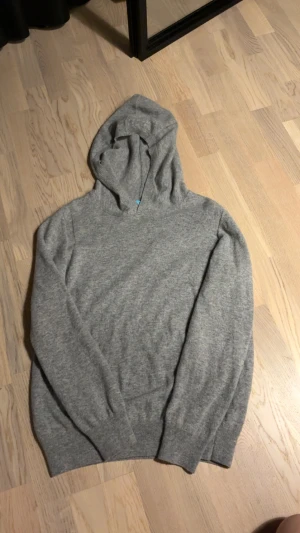 Cashmere Hoodie - Säljer en riktigt snygg och skön cashmere hoodie från La Chemise! Tröjan är endast använd 1-3 gånger och är helt som ny, strl M. Nypris 1500, mitt pris 650