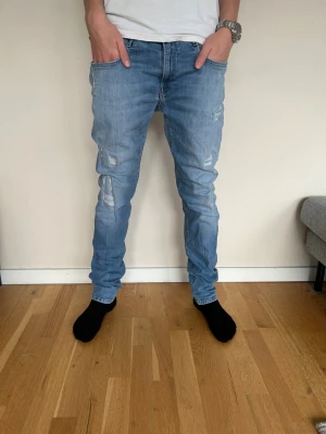 Replay anbass - Riktigt schyssta replay anbass jeans! Jeansen har strl 34 och satt lite löst på modellen. Modellen är 184cm skick 9/10 och slitningarna är från fabrik alltså inget från andvändning. Pris 549kr och nypris ca 1600kr så passa på🤩🤩🤩