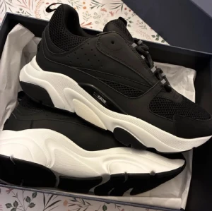 Dior b22 - Riktigt snygga | använda endast 1 gång | box, dustbag, kvitto ingår | passar perfekt nu på vintern | stl 45, hör av er vid frågor och intresse | mvh M12 ✌🏽‼️