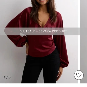 Nelly röd blus - Populära röda blusen från Nelly som är slutsåld. Lapparna och påsarna är kvar och den är endast testad. Perfekt till jul och nyår.